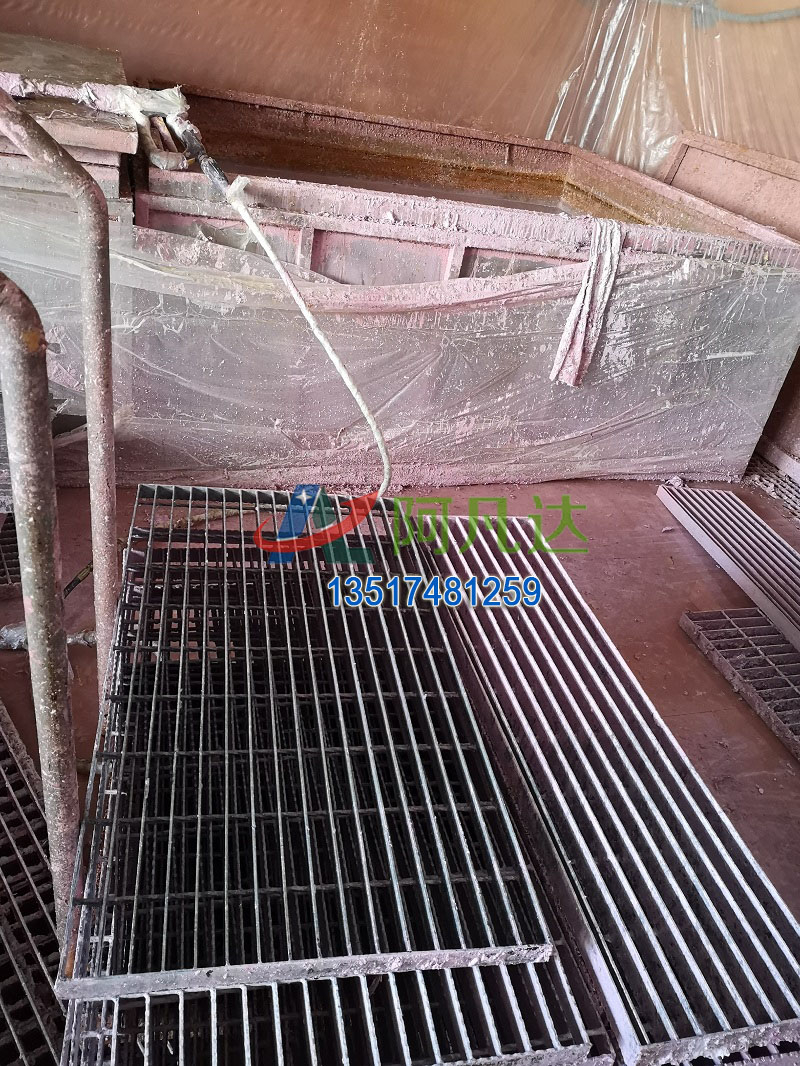 格柵環(huán)保脫漆處理現(xiàn)場