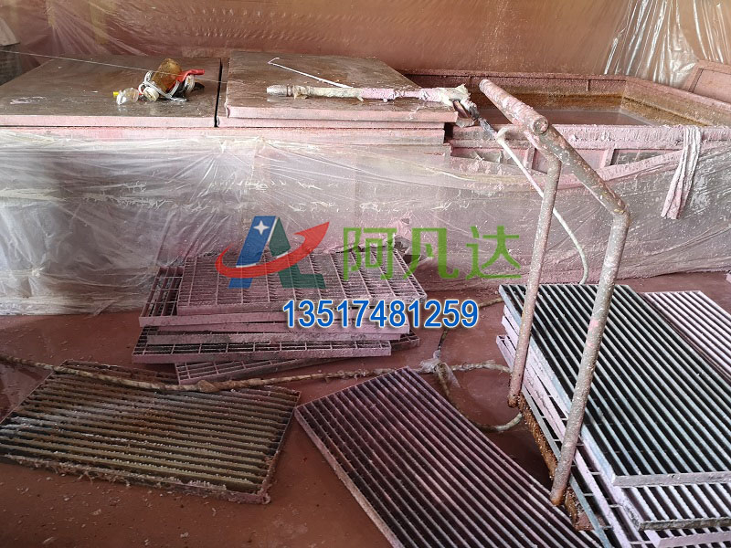 格柵環(huán)保脫漆處理現(xiàn)場