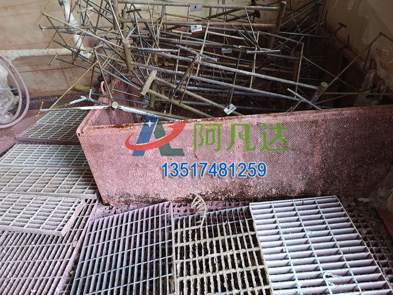 格柵環(huán)保脫漆處理現(xiàn)場