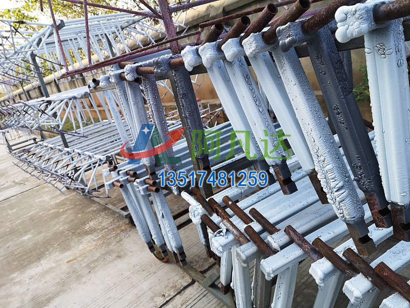 格柵環(huán)保脫漆處理現(xiàn)場